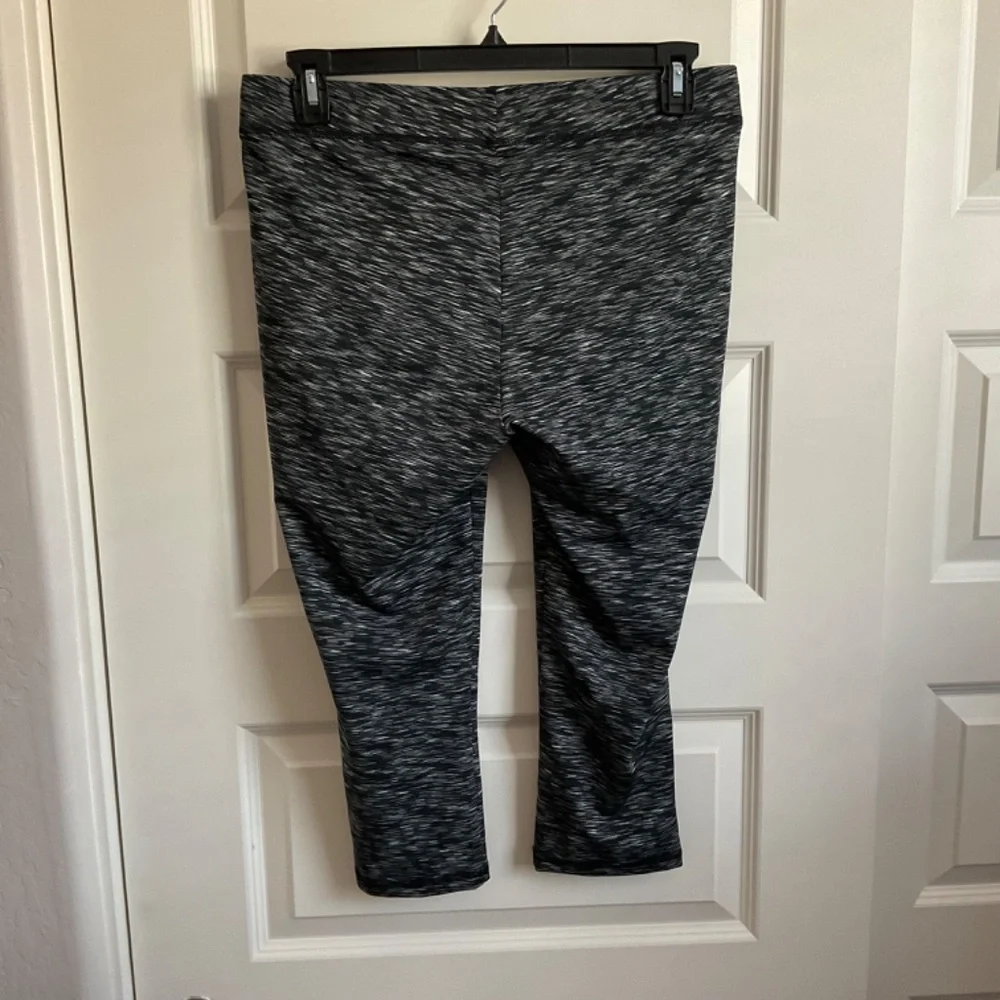LIVI Active Grey/Black Space Dye Cropped Leggings -‎ Size 14/16